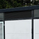 Grelha de ventilação dianteira com estrutura preta para o abrigo de jardim Everbox