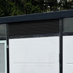Grelha de ventilação dianteira com estrutura preta para o abrigo de jardim Everbox