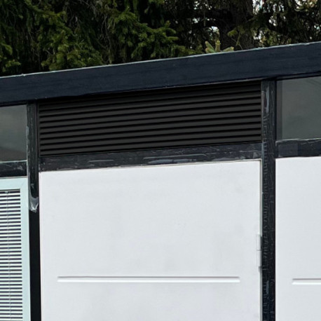 Grelha de ventilação dianteira com estrutura preta para o abrigo de jardim Everbox
