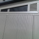 Abrigo de jardim em HDPE Sunlife de telhado inclinado, 6,5 m², creme e cinzento + piso – JOBU